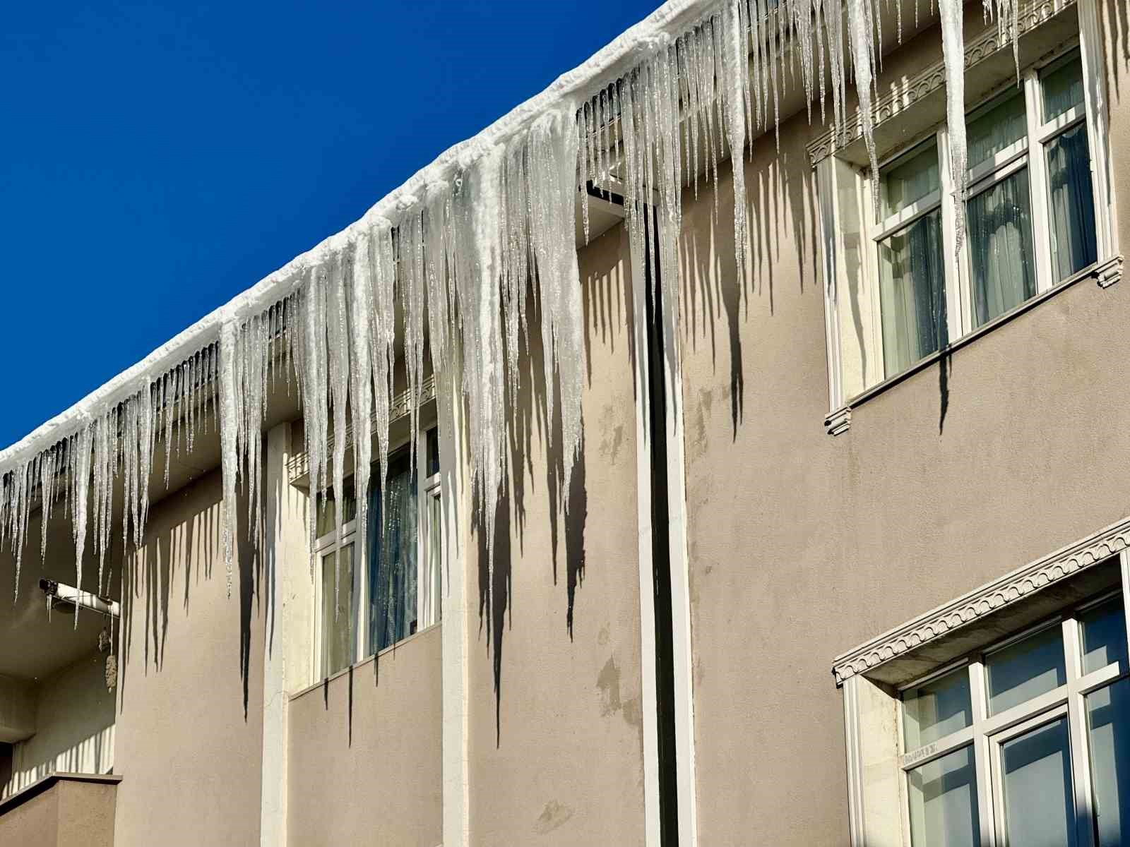 Bina çatılarındaki dev buz sarkıtları tehlike saçıyor