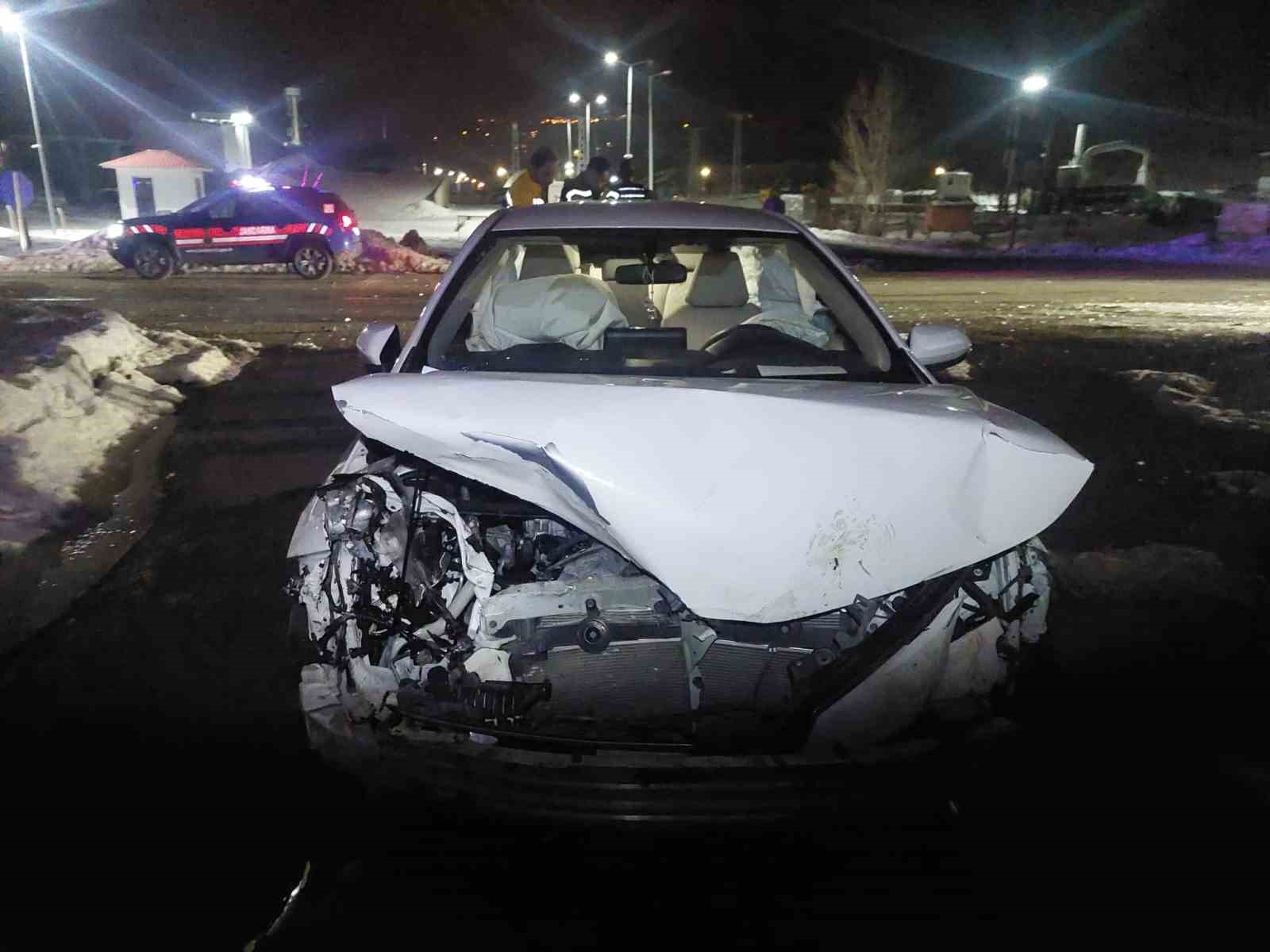 Bingöl’de otomobil domuz sürüsüne çarptı: 3 yaralı