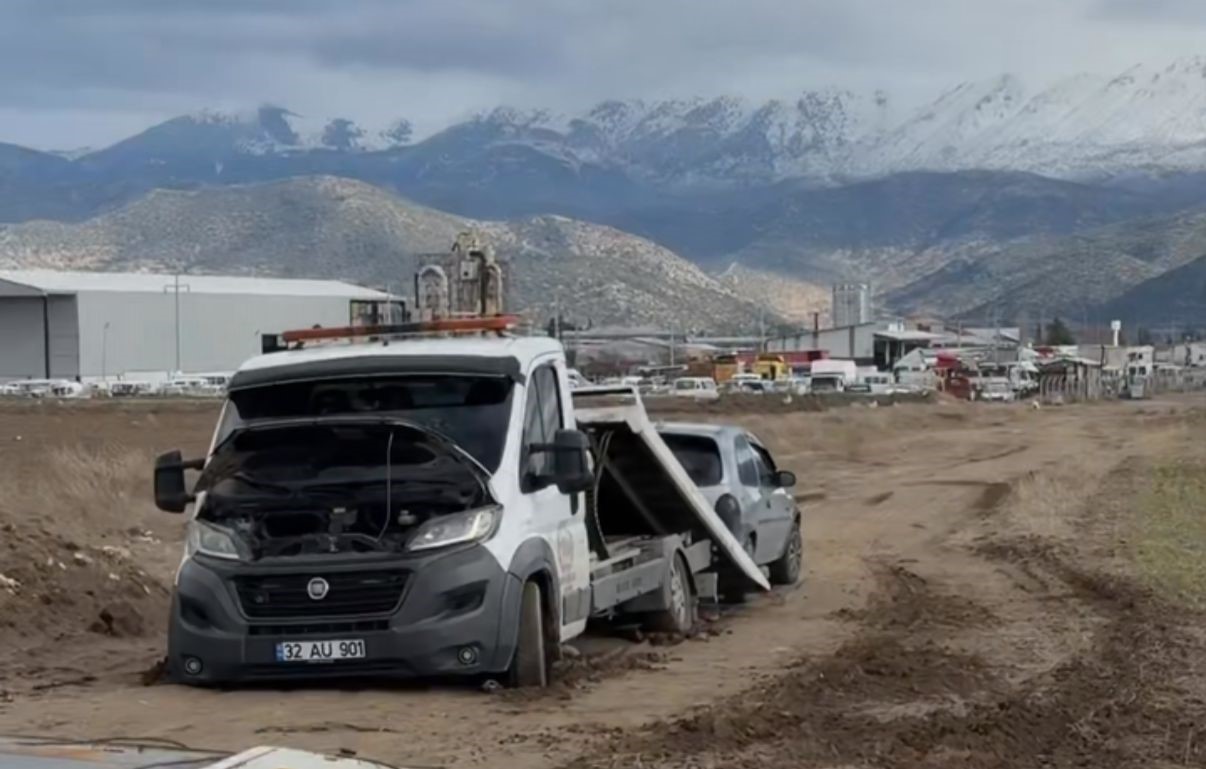 Bir çekiciyi kurtarmaya giden iki çekici de çamura saplandı