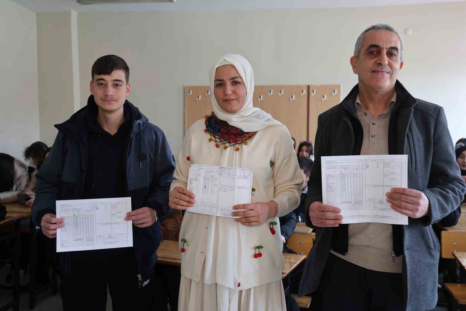 Bir okul, üç nesil, tek karne günü