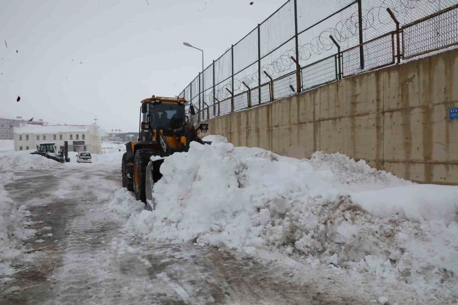 Bitlis’te karla mücadele seferberliği