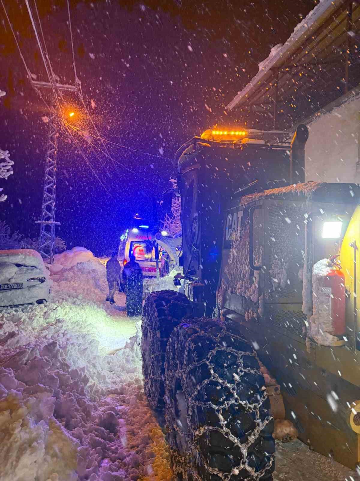 Bitlis’te rahatsızlanan vatandaş zorlu şartlarda hastaneye ulaştırıldı