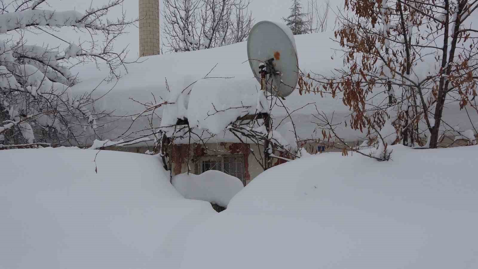 Bitlis’te tek katlı evler kardan kayboldu, 314 köy yolu ise ulaşıma kapandı