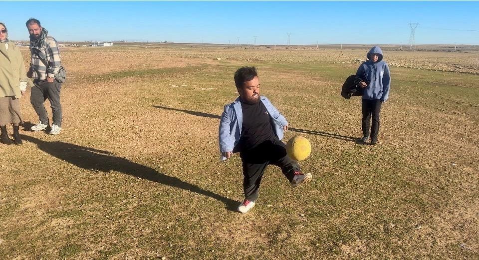 Boyu kısa ama yeteneği büyük: Mesafe tanımadan futbol topuyla her hedefi tutturuyor