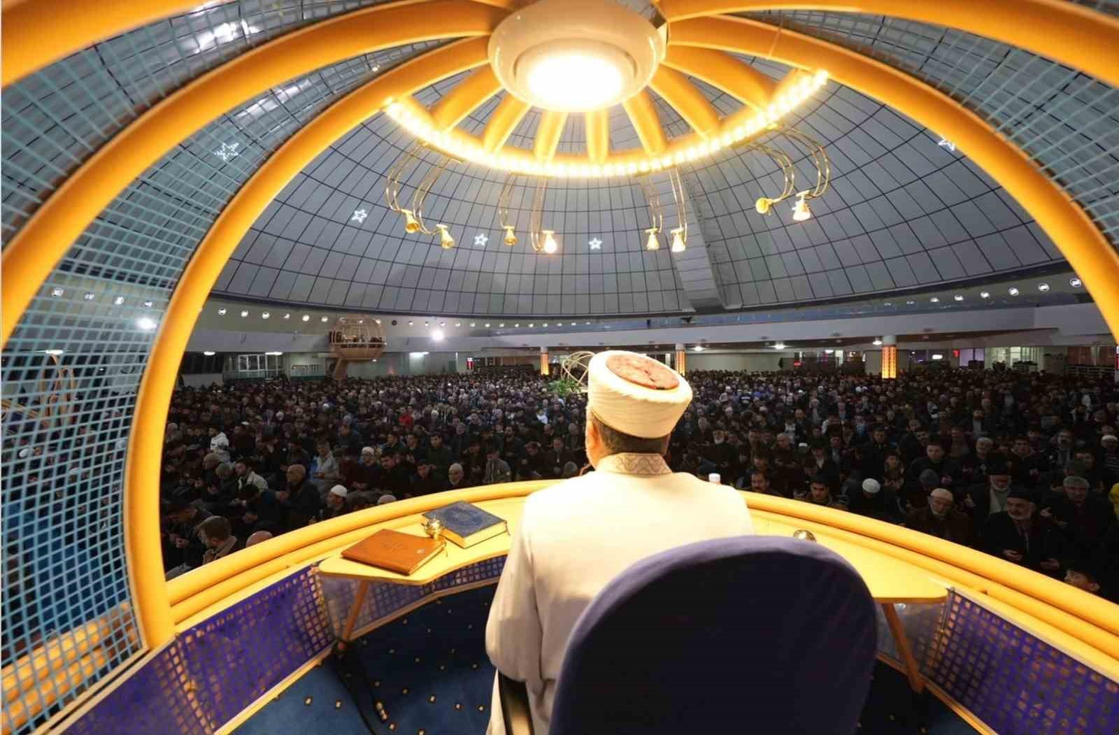 Bu haftaki Cuma hutbesinde "Namaz müminin miracıdır" mesajı