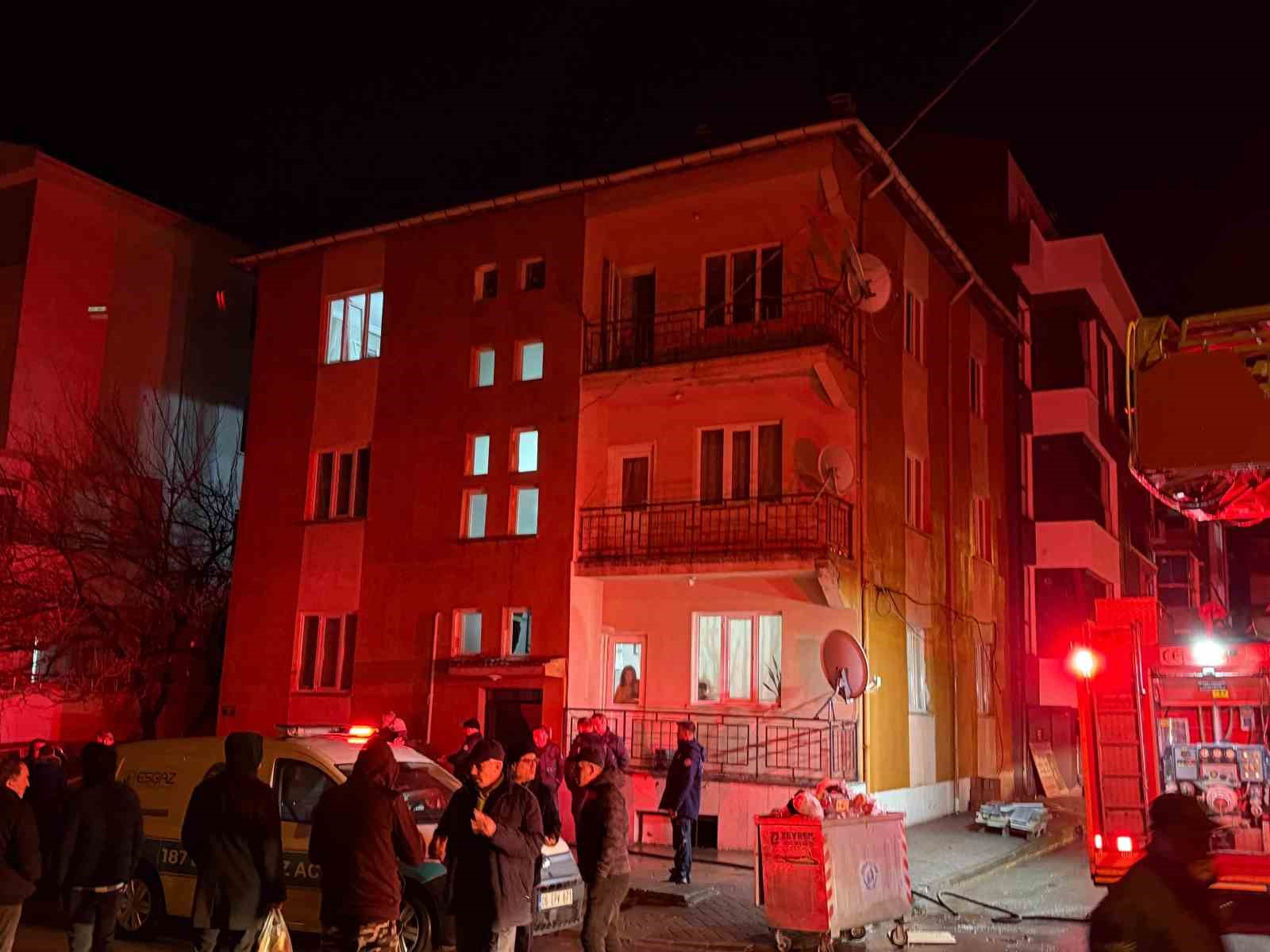 Bunalıma giren genç evi yakmaya çalıştı