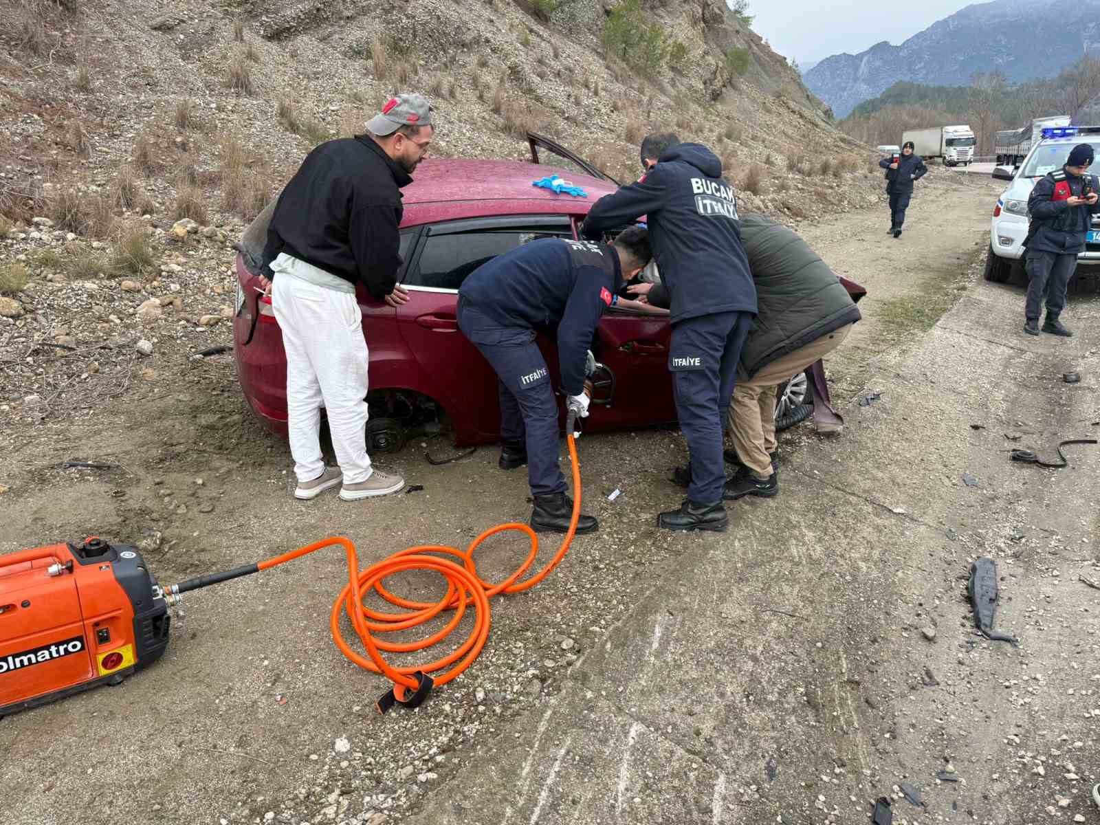 Burdur’da 3 otomobil çarpıştı: 4 yaralı
