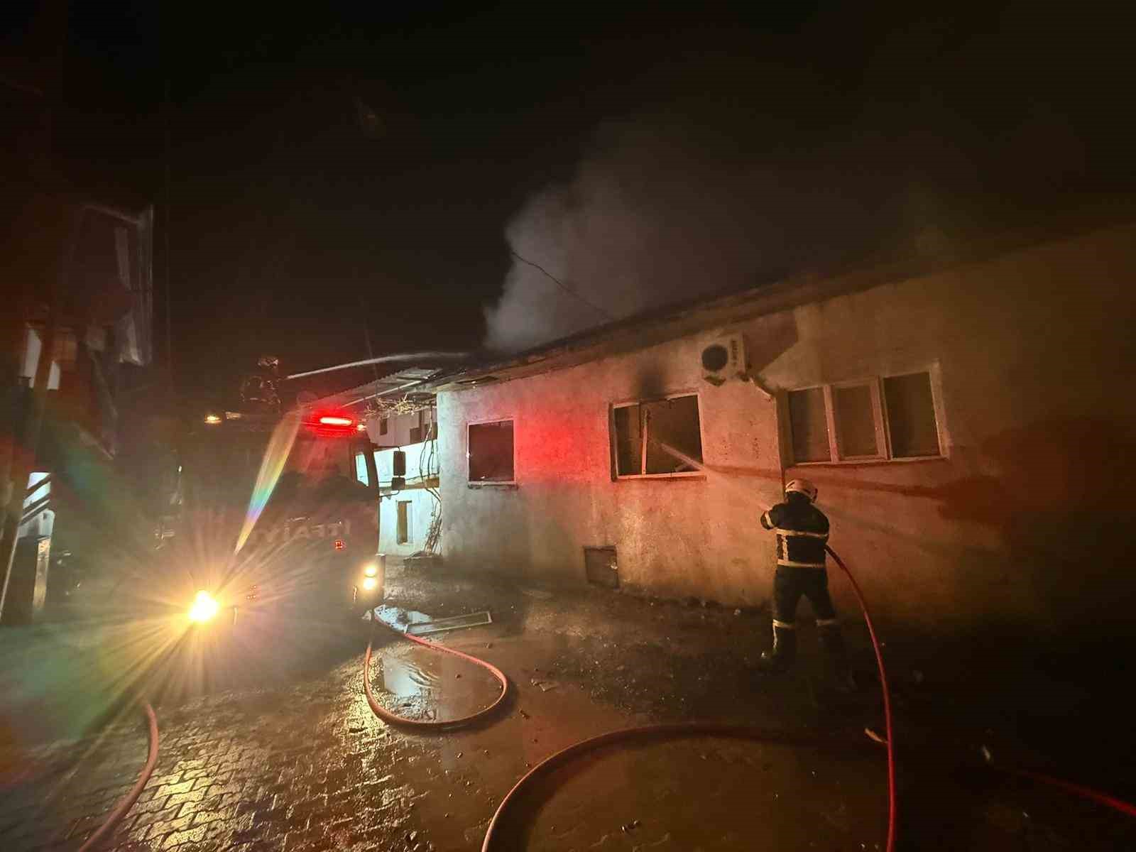 Burdur’da çıkan yangında ev küle döndü, 5 kişi kurtuldu