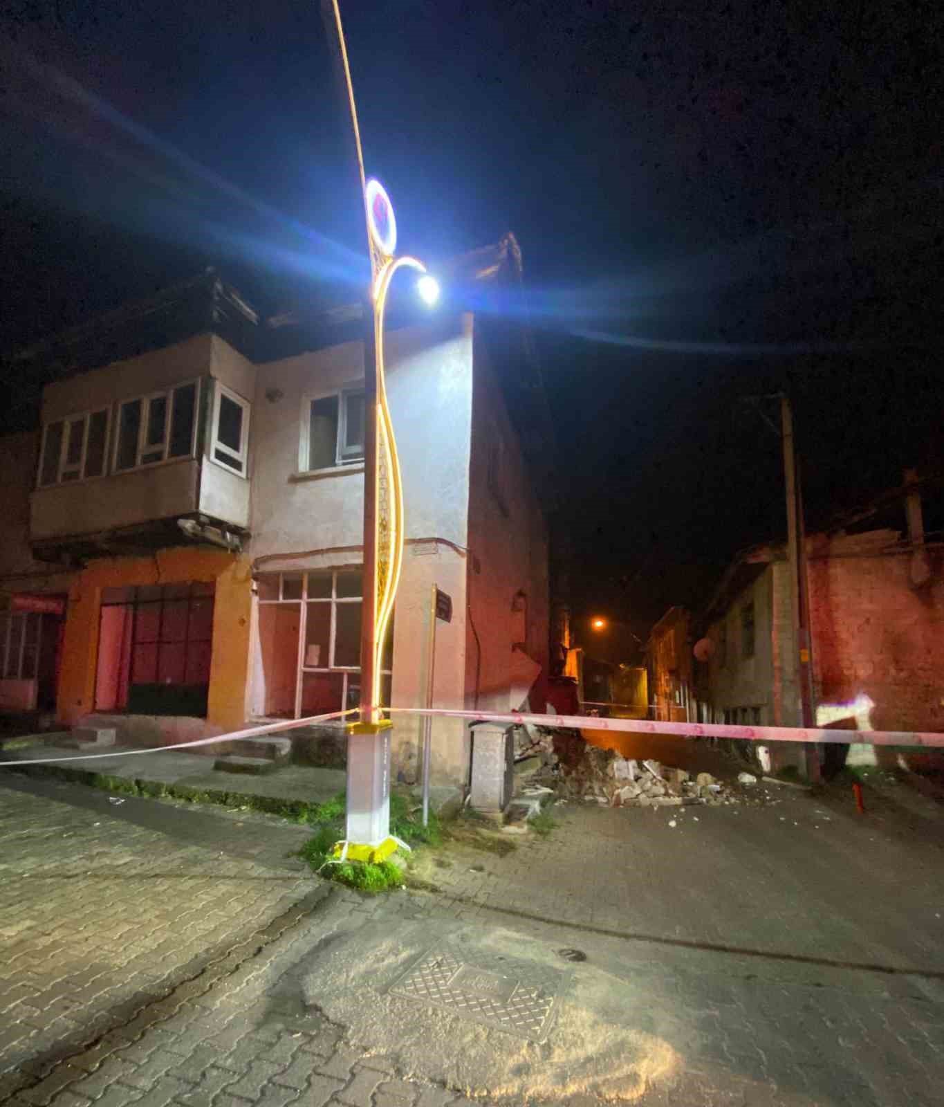 Burdur’da kerpiç evin duvarı çöktü