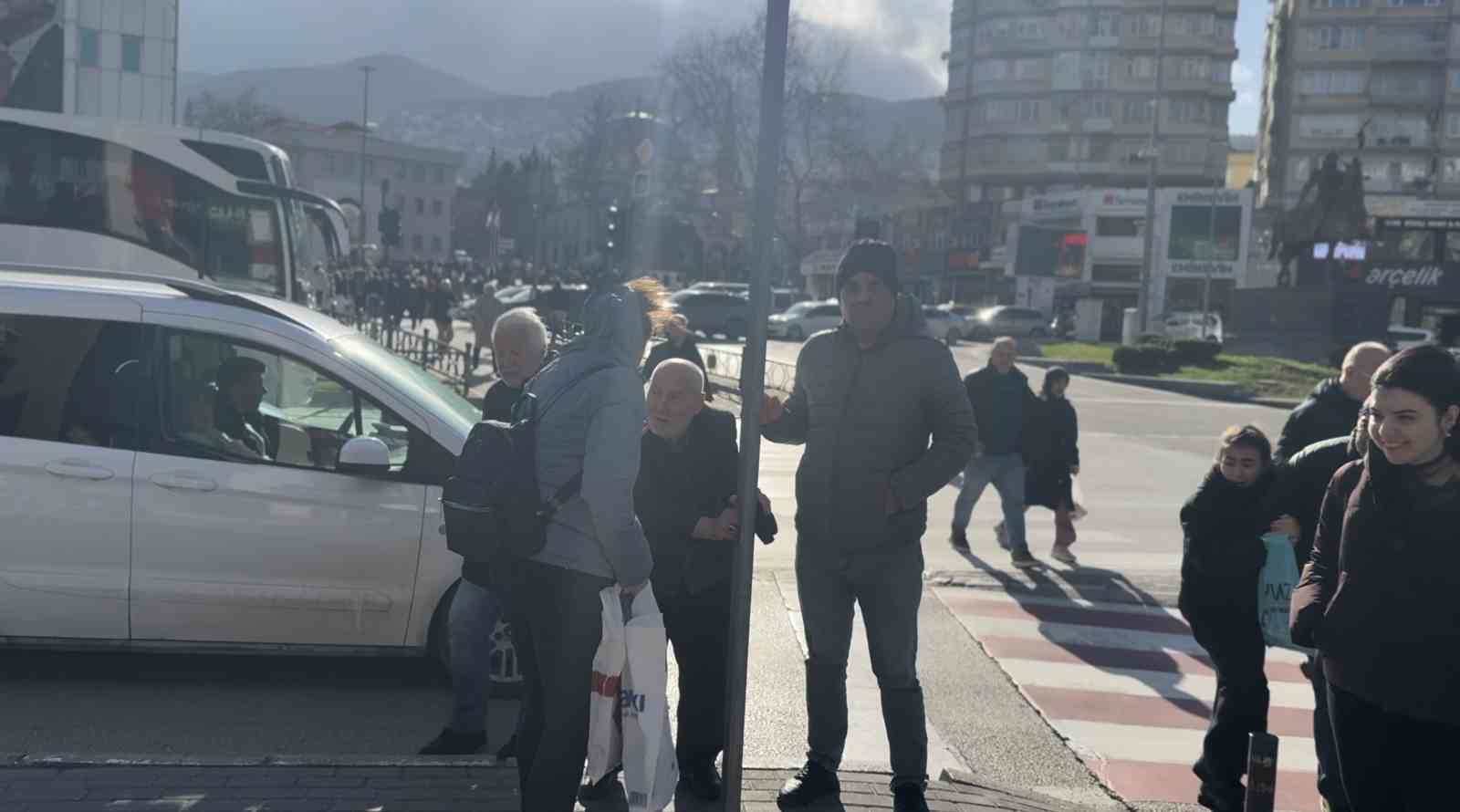 Bursa’da lodos zor anlar yaşattı: trafik lambasına tutundular