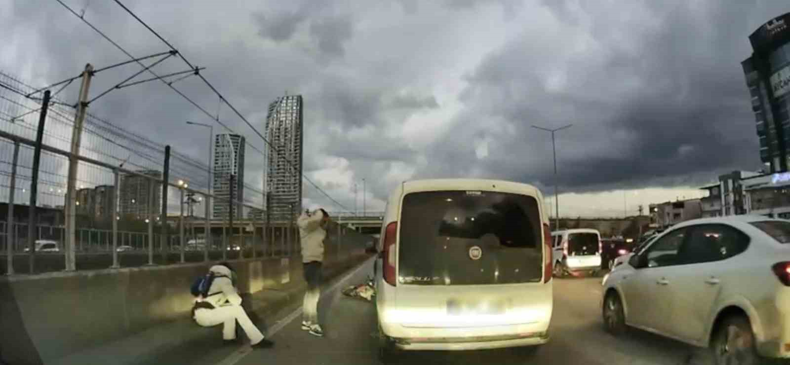 Bursa’da pes dedirten anlar: Motosikletliyle çarpıştı, ilk işi aracına bakmak oldu