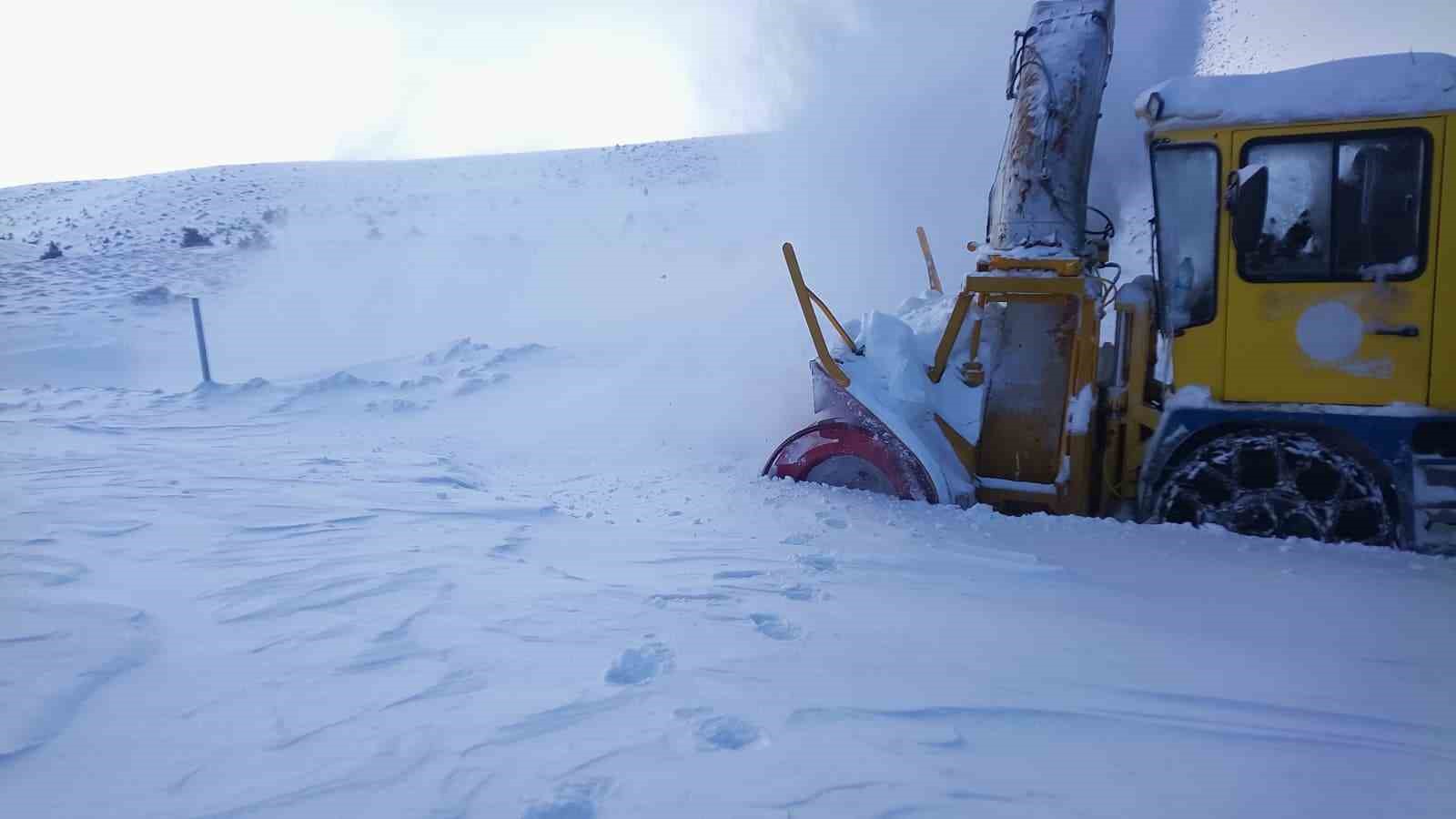 Büyükşehir, kırsal kesimlerde etkili olan kar yağışında 47 mahalle yolunu ulaşıma açtı