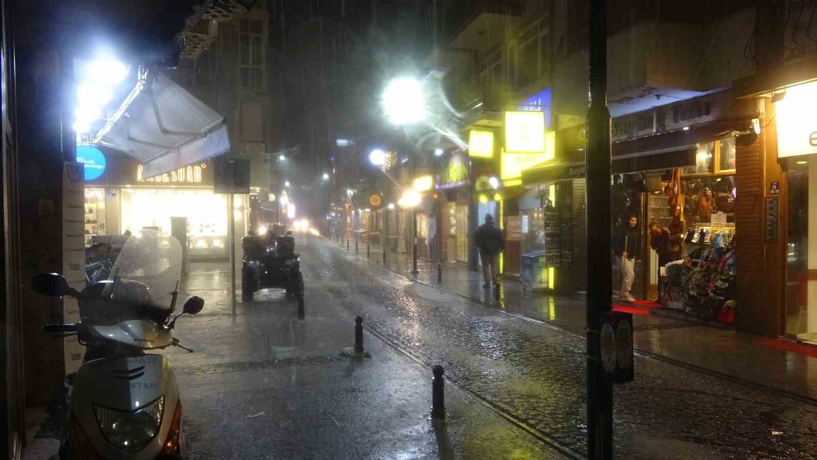 Çanakkale’de sağanak sonrası cadde ve sokaklar göle döndü