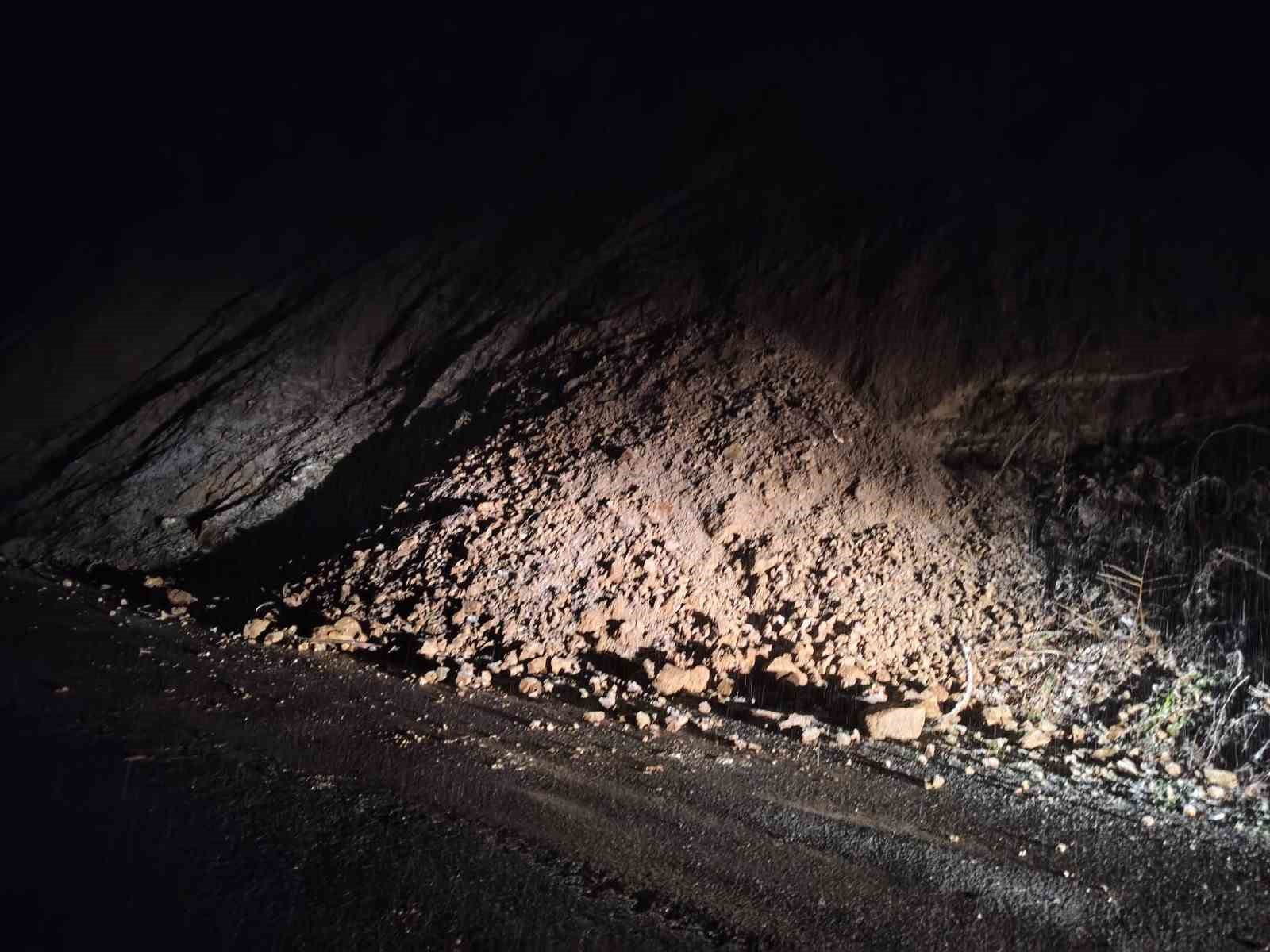 Çaycuma’da heyelan trafik akışını durdurdu