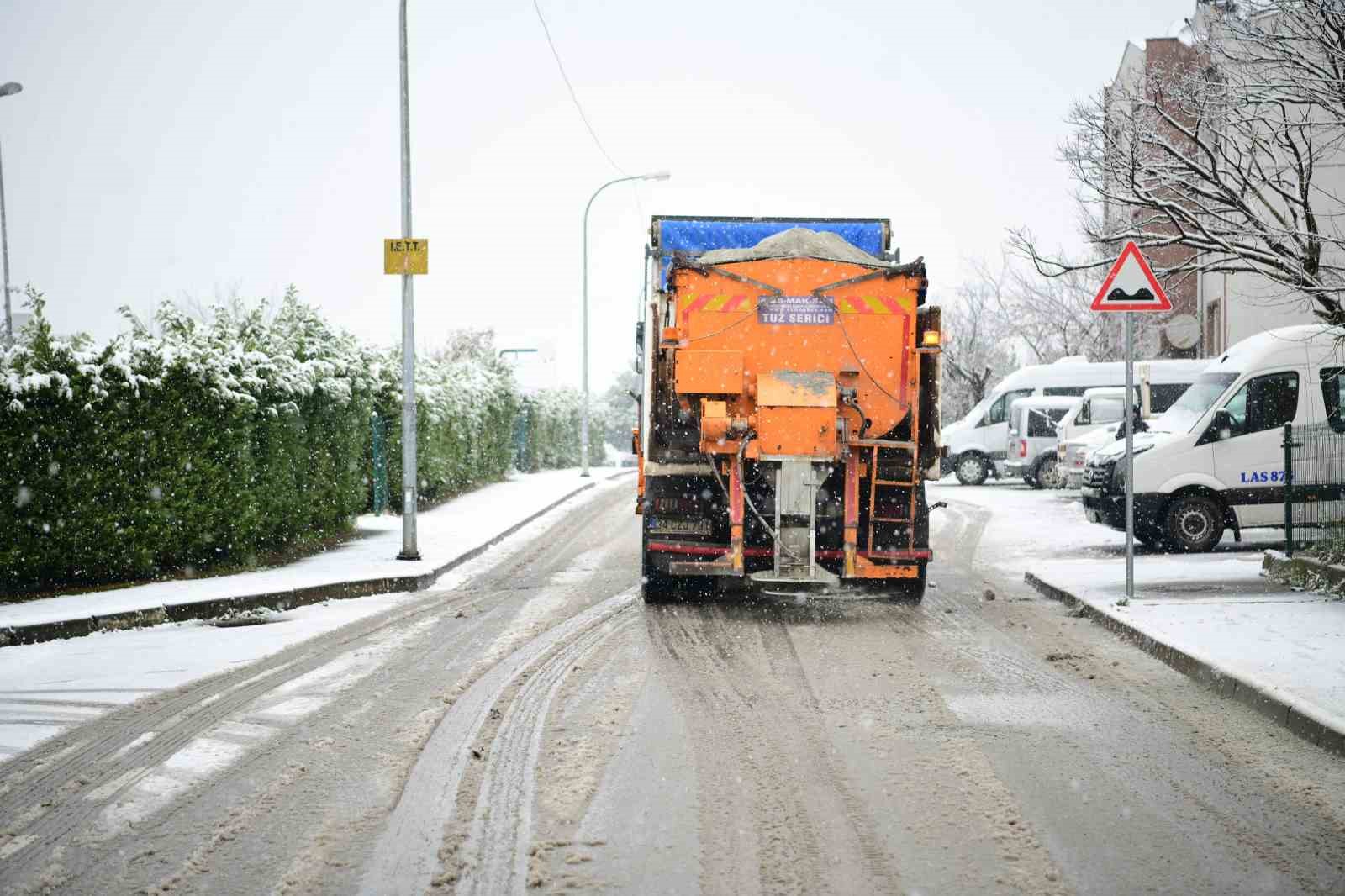 Çayırova’da karla mücadele sürüyor