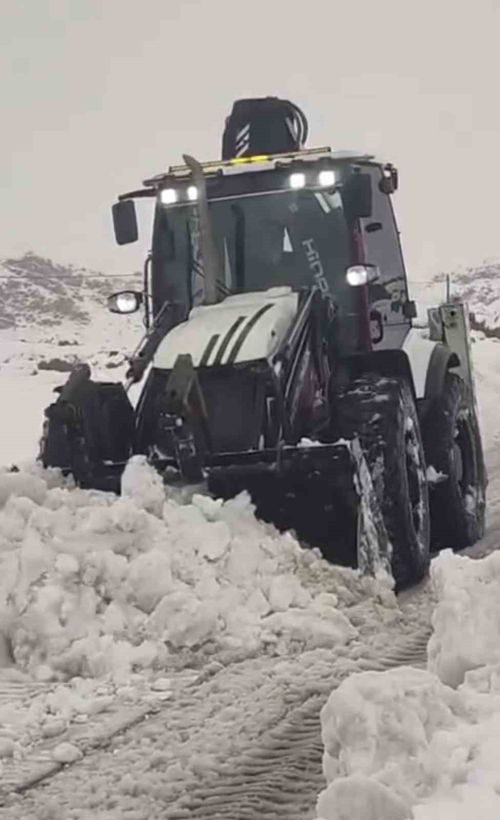 Çermikte kardan dolayı kapanan mahalle yolları ulaşıma açıldı