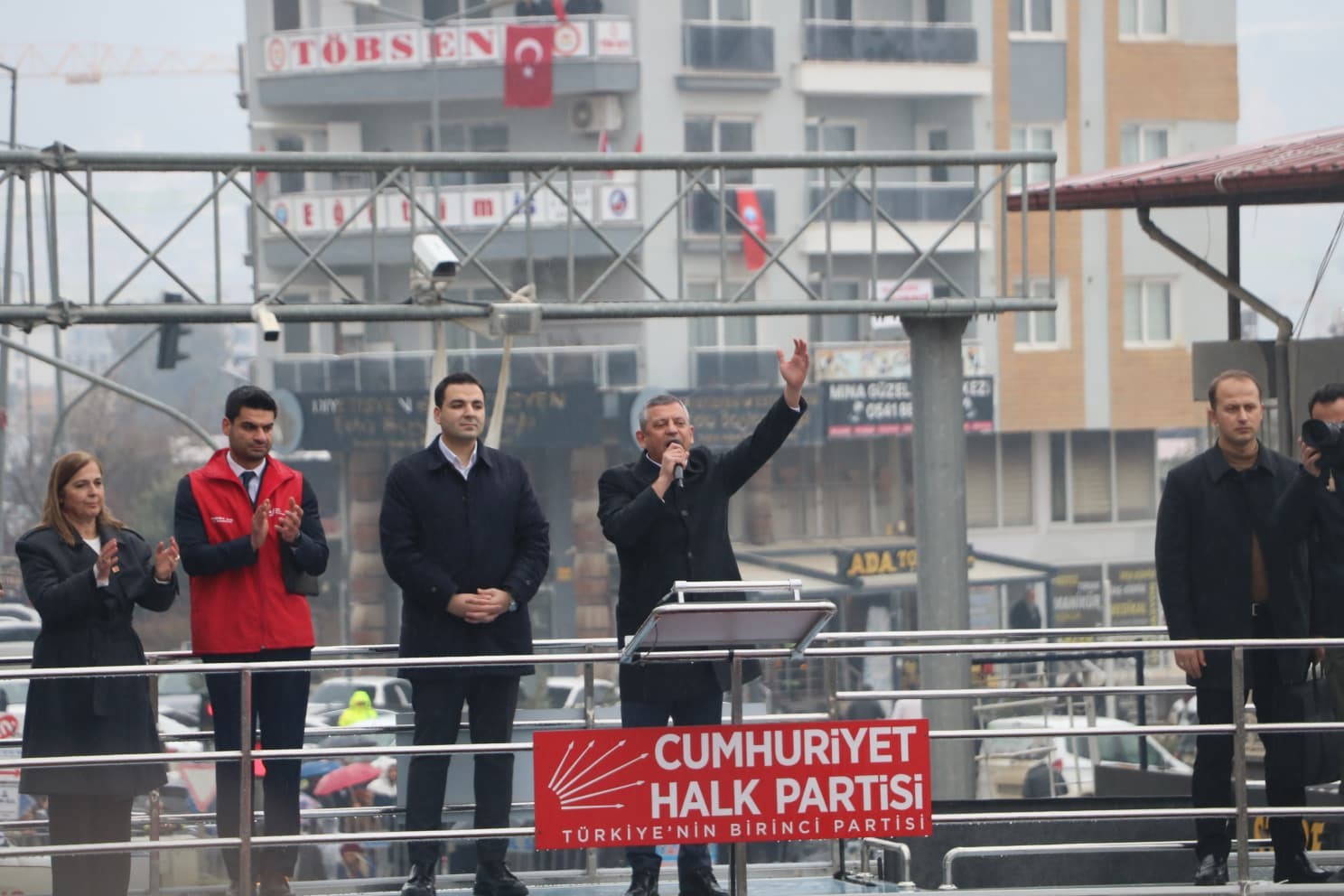 CHP lideri Özgür Özel: "20 bin TL’yi bir asgari ücrete, 28 bin TL’ye çıkarmak muhalefetin ellerinde"