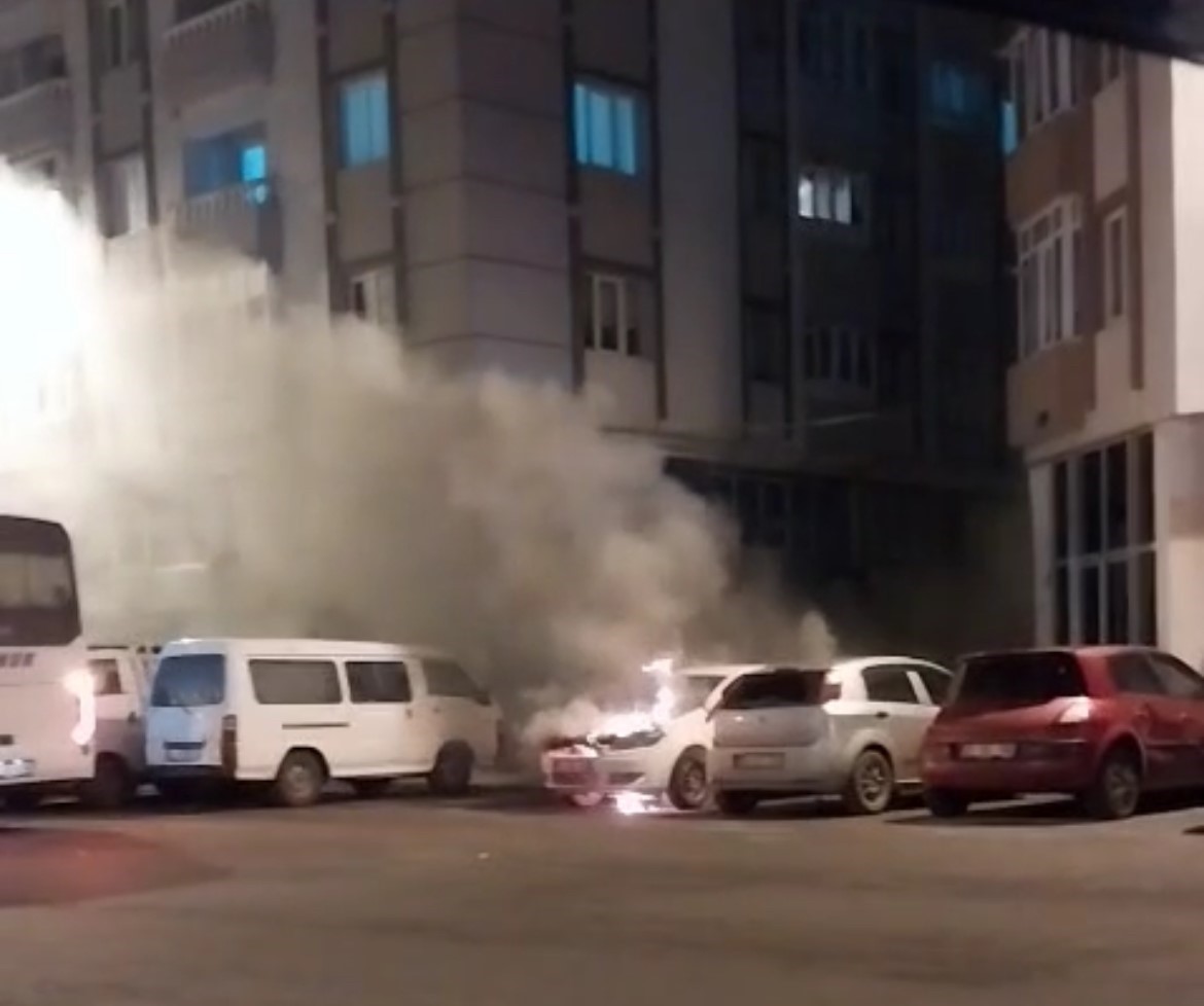 Çorlu’da park halindeki otomobile alev alev yandı