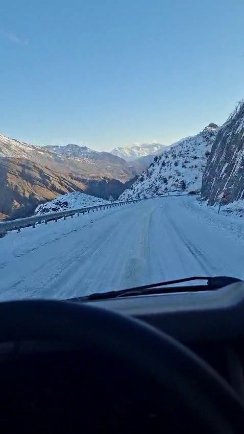 Çoruh vadisi buz pistine döndü