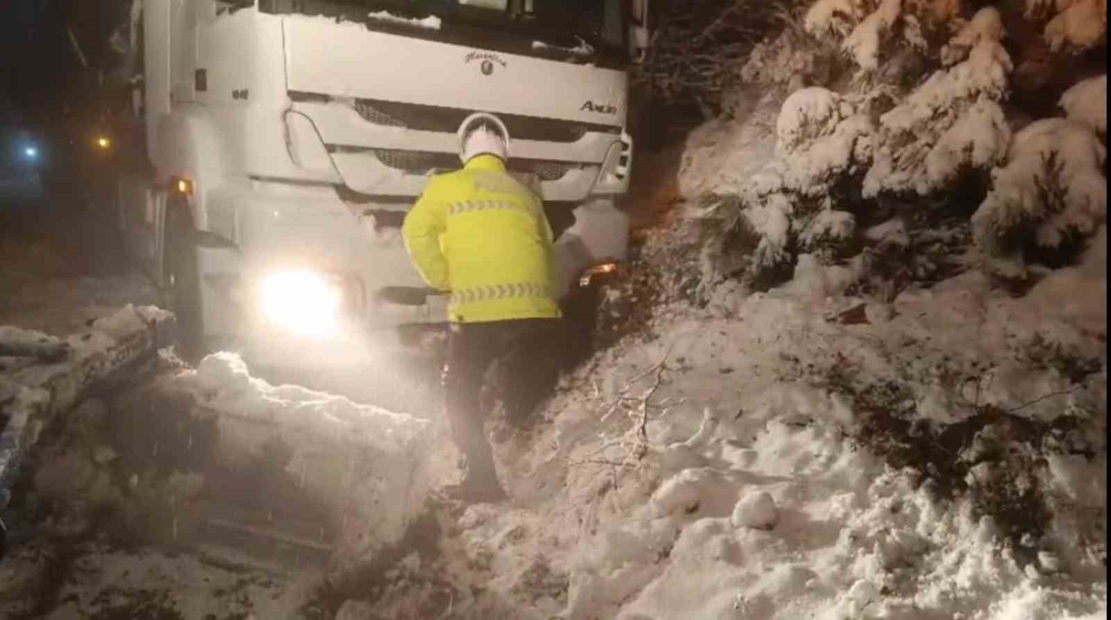 D850 kara yolu ulaşıma kapandı, polis ekipleri kürekle açmaya çalıştı