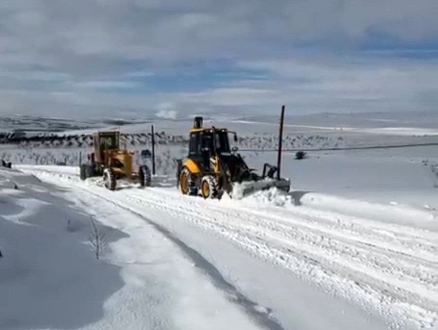 Darende Belediyesi’nin karla mücadele çalışmalarını aralıksız sürdürüyor