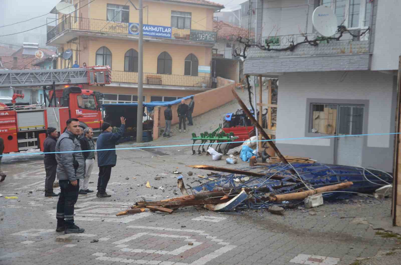 Demirci’de şiddetli fırtına cami minaresini yıktı