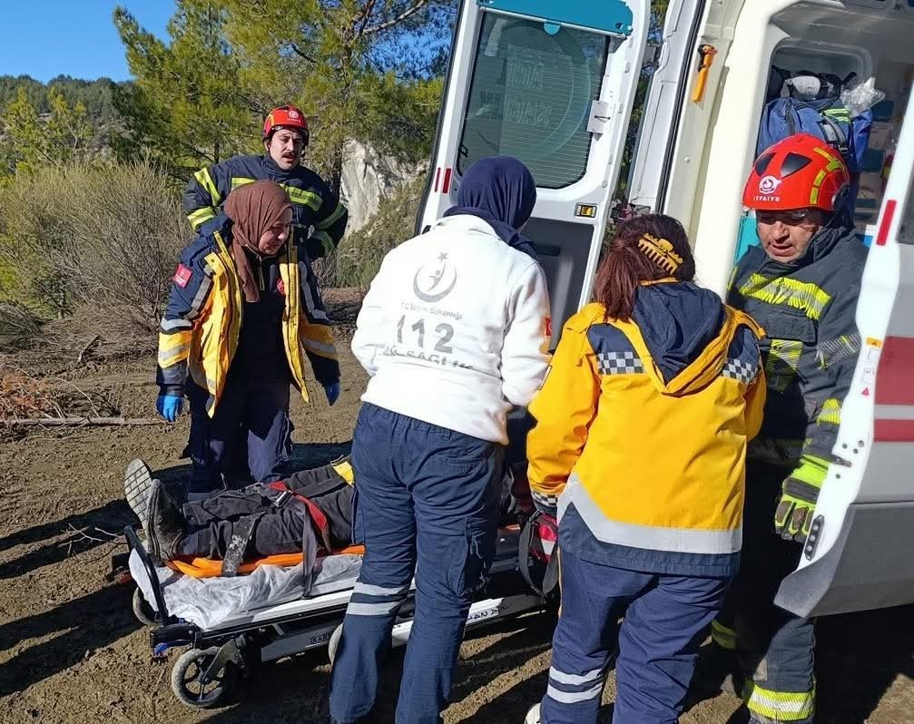 Denizli’de kontrolden çıkan traktör devrildi; 1 yaralı