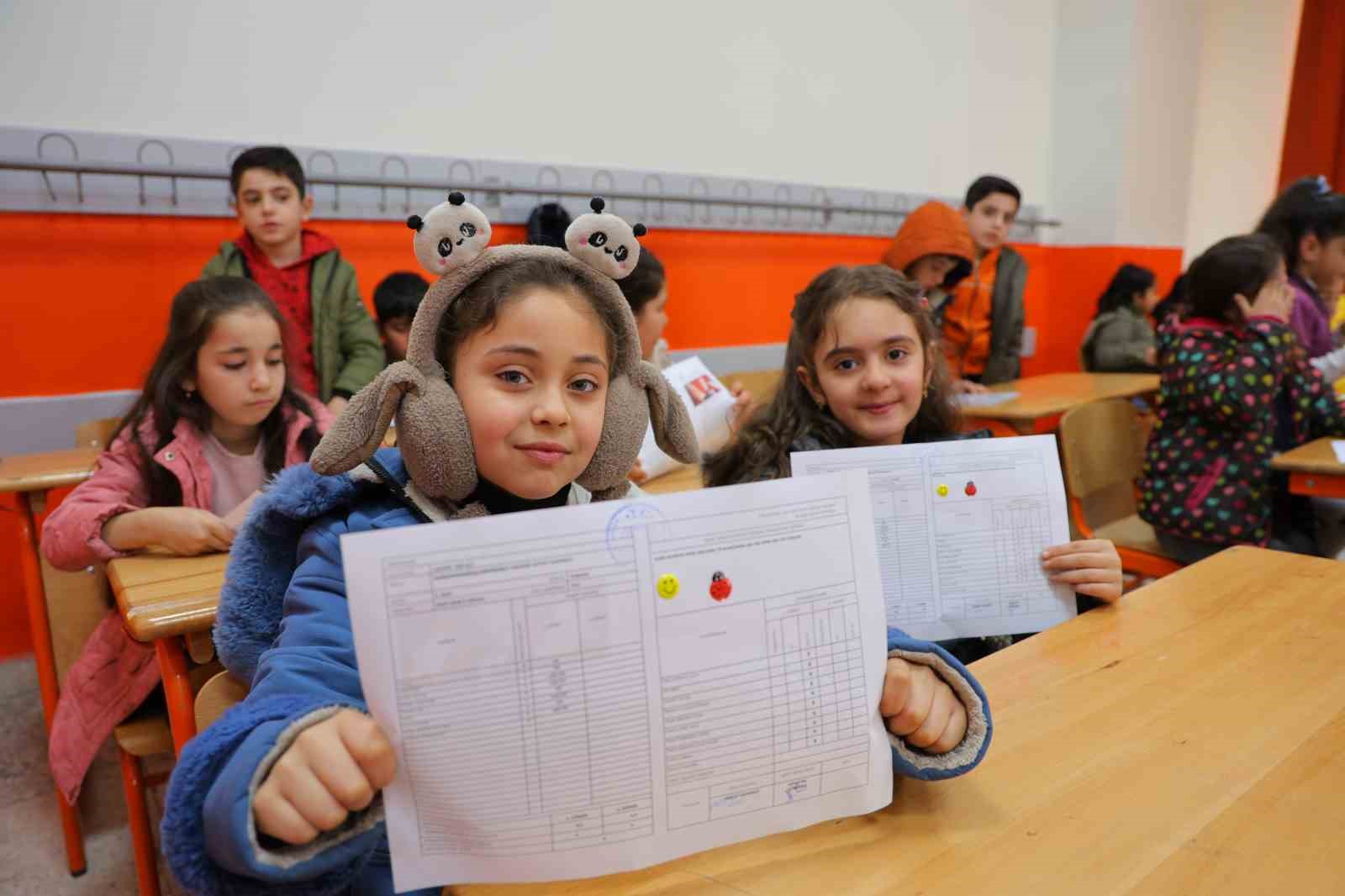 Deprem bölgesindeki Haydar Aliyev İlkokulu’nda karne heyecanı