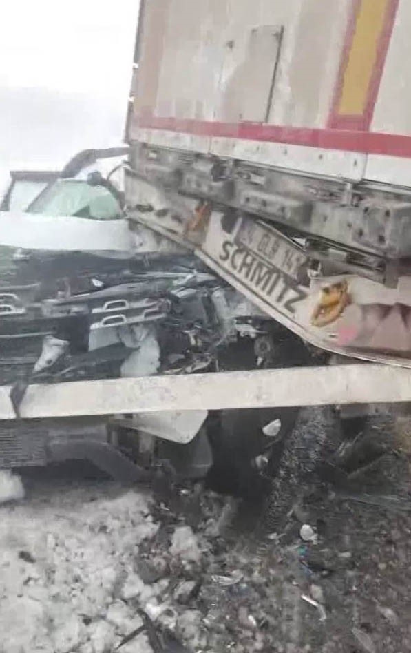 Diyarbakır’da buz tutan yolda zincirleme kaza: 3 yaralı