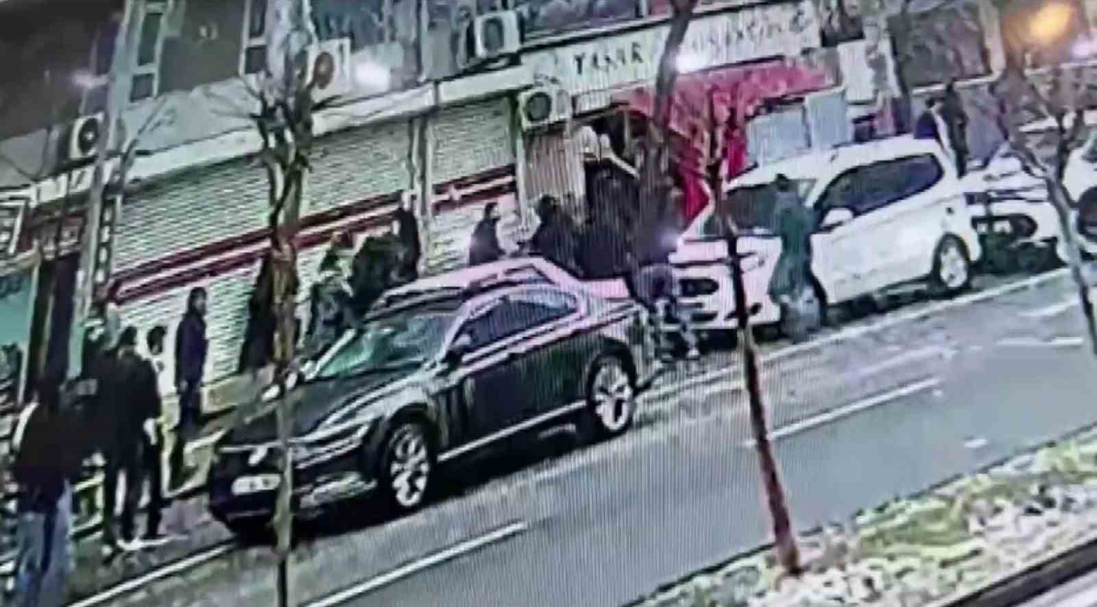 Diyarbakır’da düğünde karşılaşan husumetli ailelerin kavgası sokağa taştı