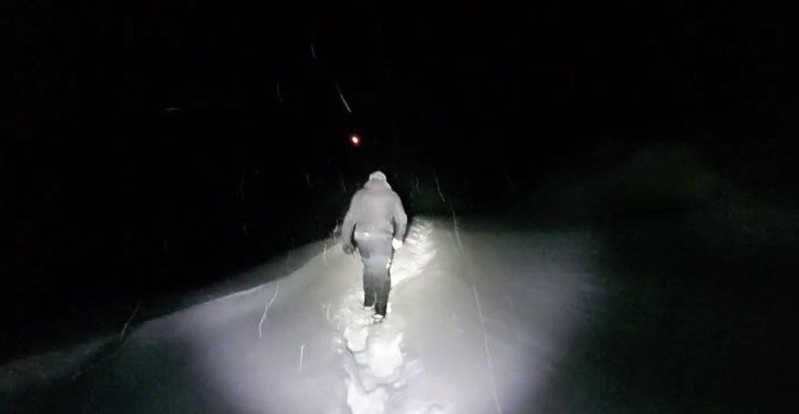 Ekipler yoğun sis ve kar altında 3 kilometre yürüyüp hastaya ulaştı