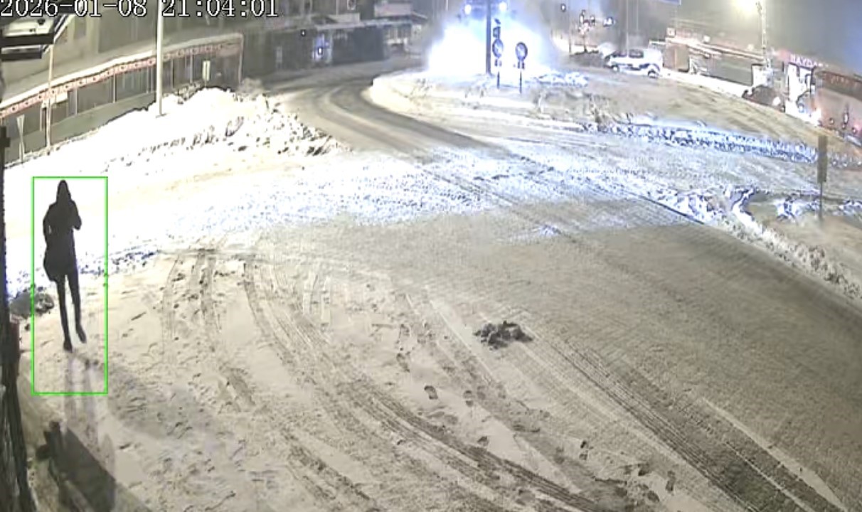 Elazığ’da buzlanma nedeniyle kayan tır KGYS direğine çarptı: 1 yaralı