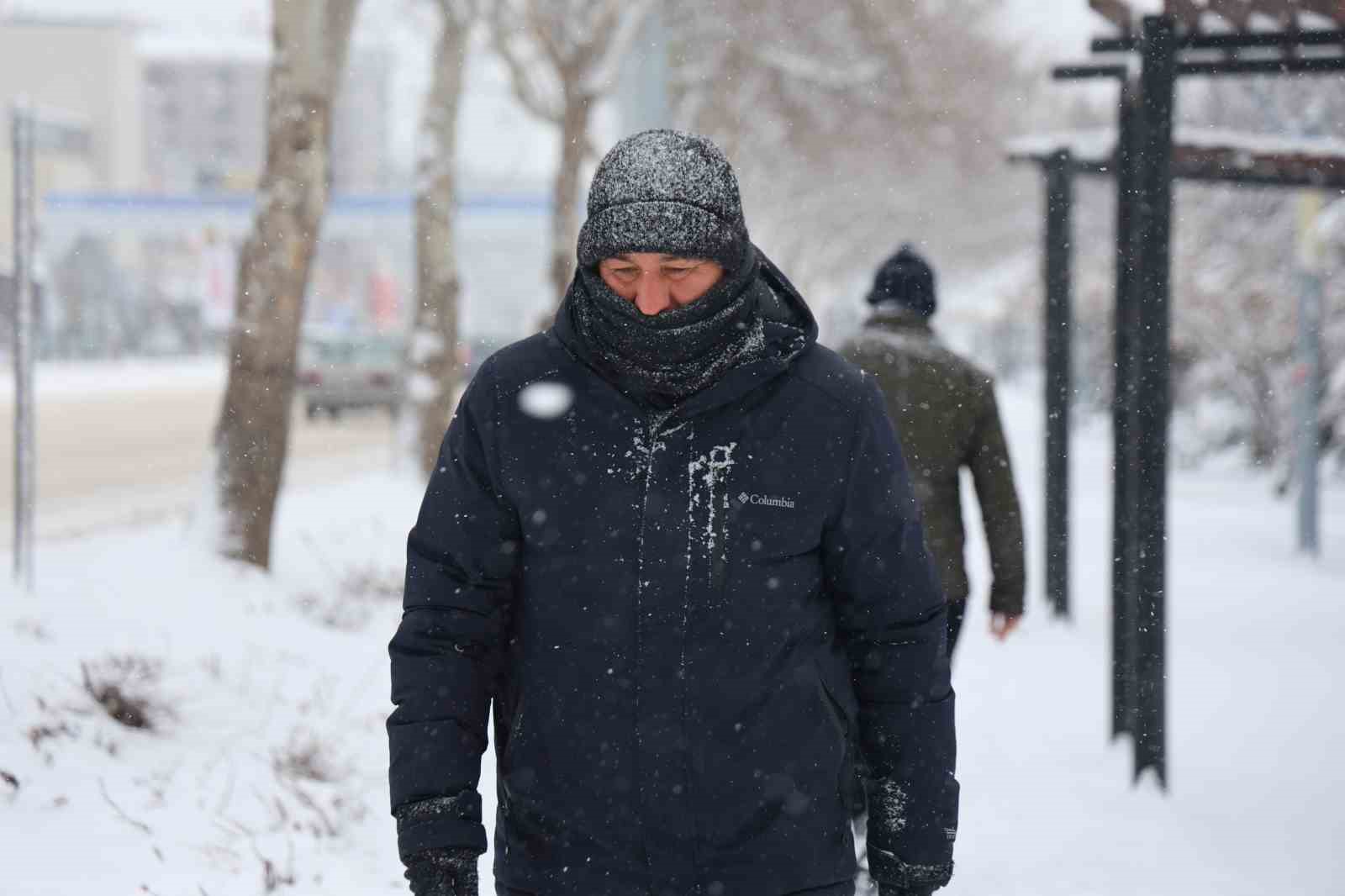 Elazığ’da kar yağışı etkisini sürdürüyor