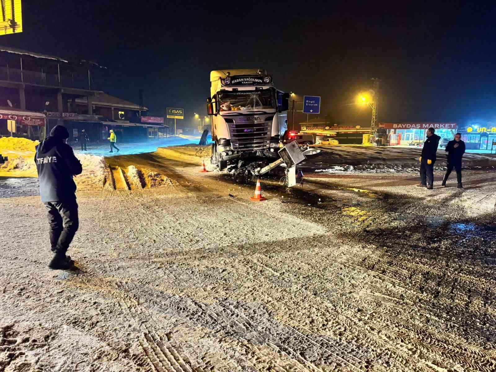 Elazığ’da tır kavşaktaki refüje çıktı:  1 yaralı