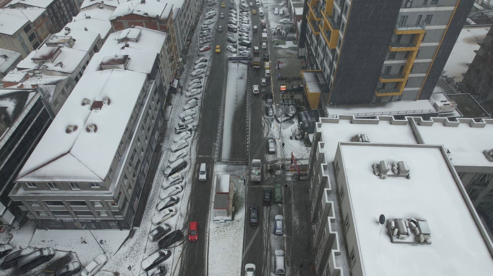 Esenyurt’ta kar yağışı etkili oluyor, beyaza bürünen bölge havadan görüntülendi