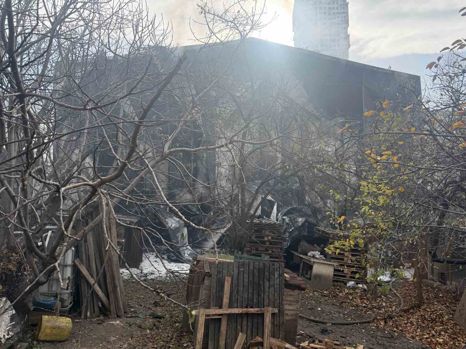 Esenyurt’ta korkutan depo yangını: Dumanlar metrelerce yükseldi