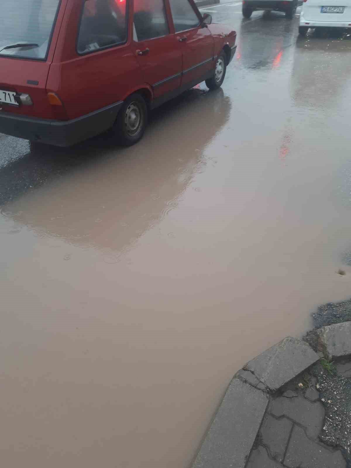 Eskişehir’de sağanak yolları göle çevirdi