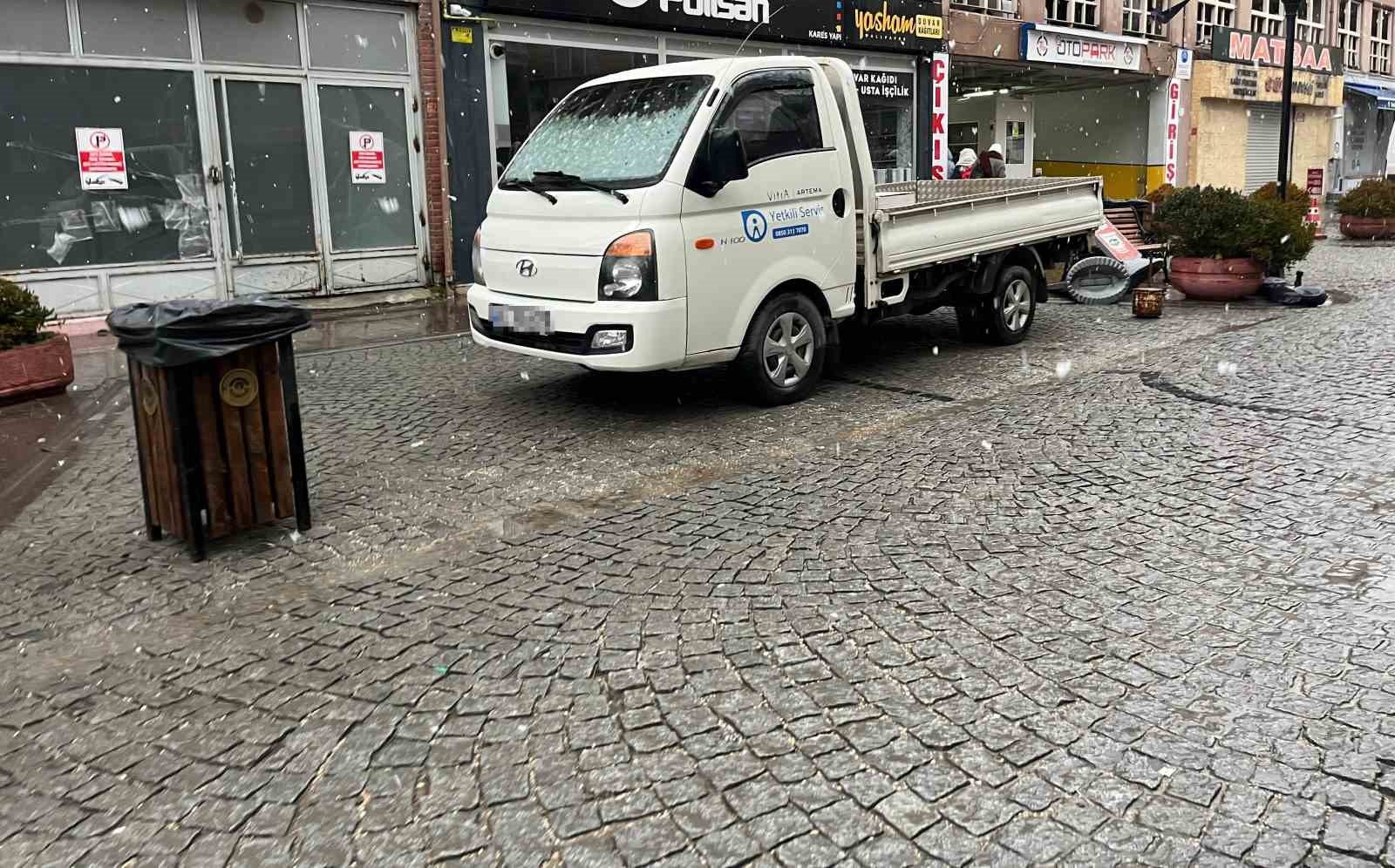 Eskişehir’de üç araçlık yere tek başına park etti