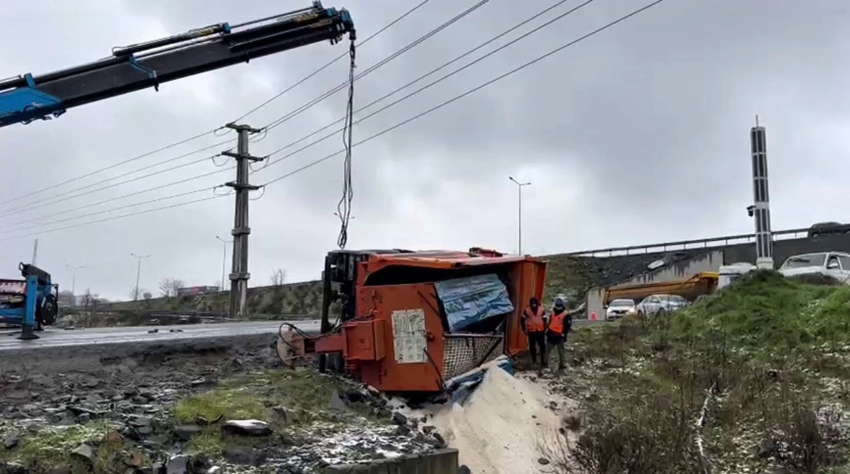 Eyyüpsultan’da kar küreme aracı buzlu yolda devrildi: 1 yaralı