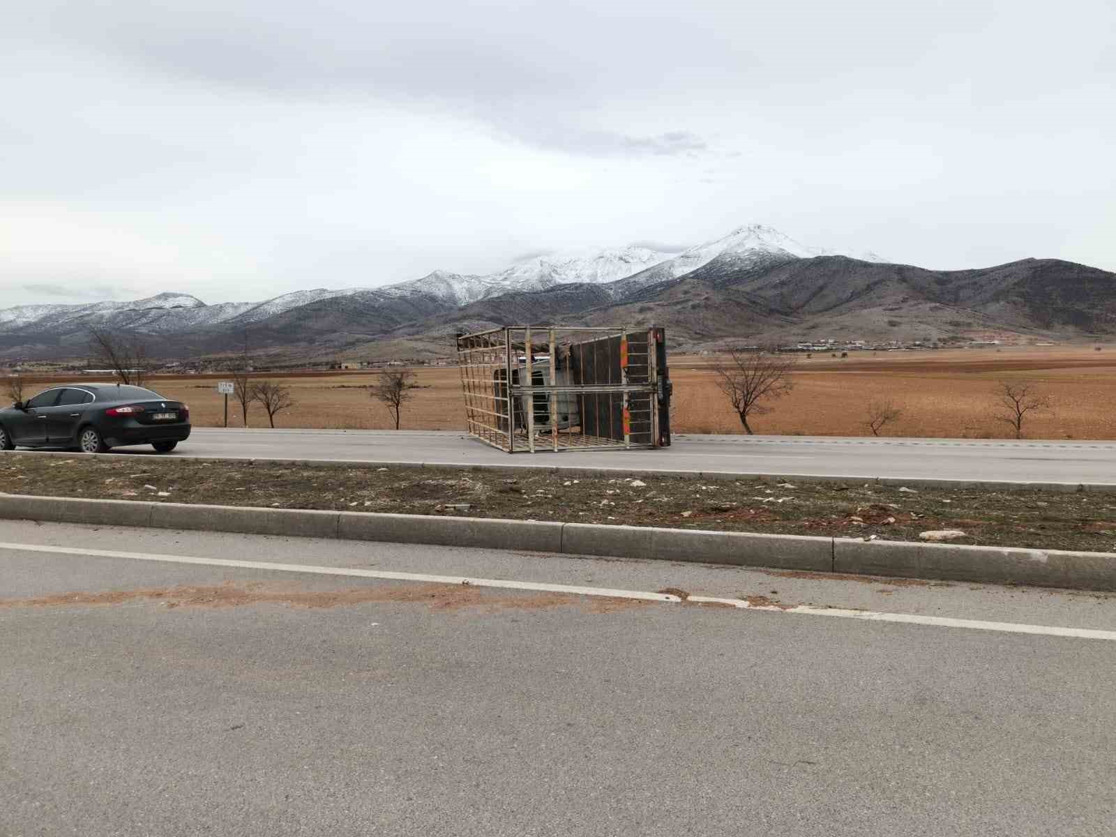 Fırtına kamyoneti devirip römorku karşı şeride fırlattı: O anlar kamerada