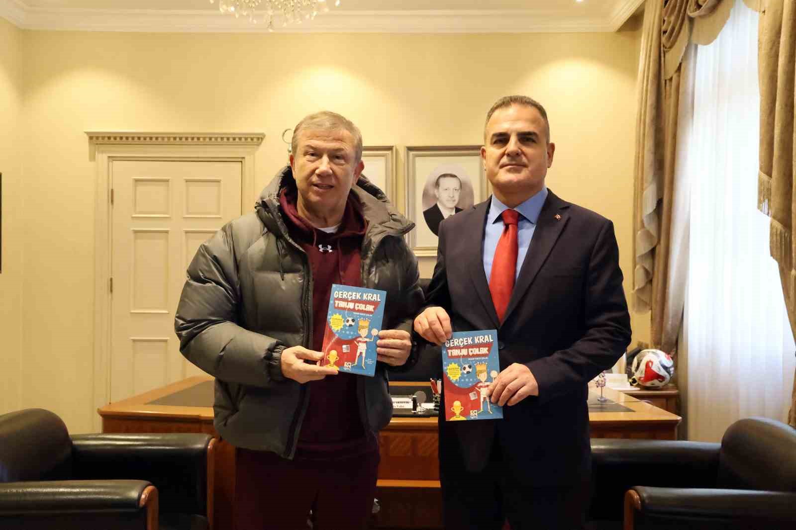 Futbolun efsane ismi Vali Akbıyık’a ‘Gerçek Kral Tanju Çolak’ kitabını hediye etti