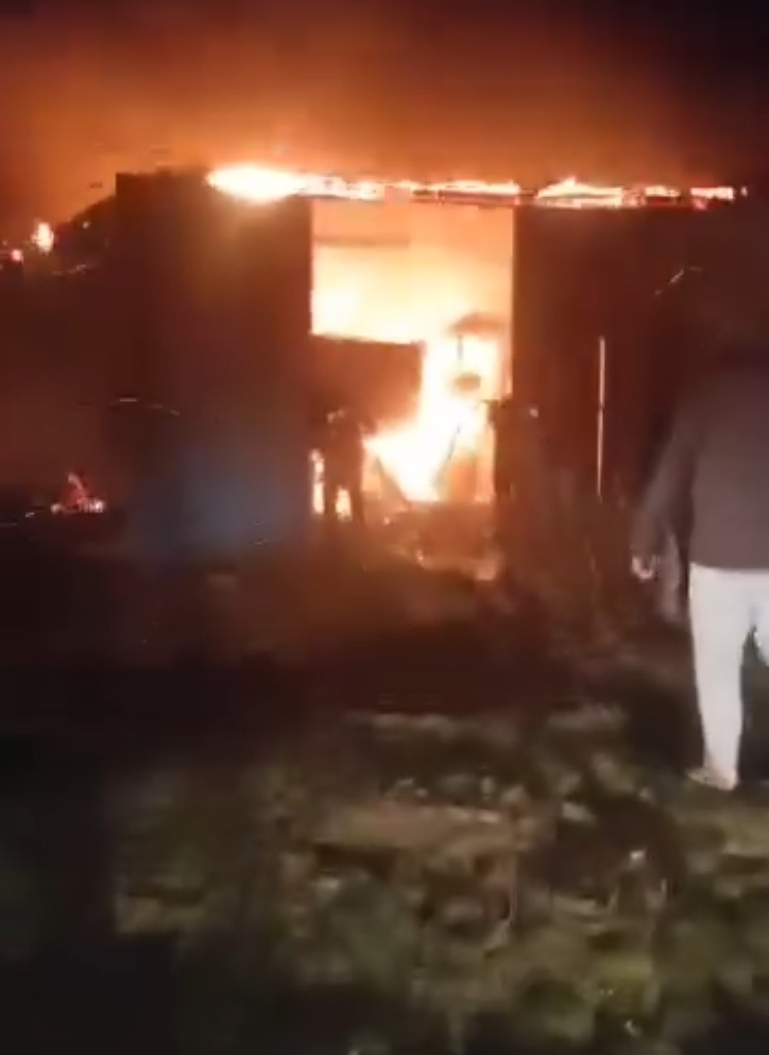 Garajda çıkan yangında traktör kullanılamaz hale geldi