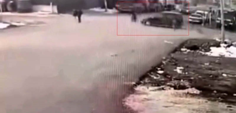 Gaziantep’te ilginç kaza: Hafif ticari araç motosiklete, motosiklet yayaya çarptı