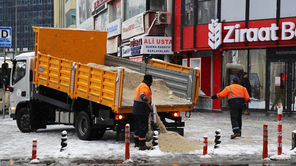 Gaziosmanpaşa’da karla mücadele için ekipler 7/24 sahada