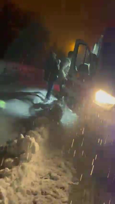 Gercüş’te karda mahsur kalan hasta ve ambulans kurtarıldı