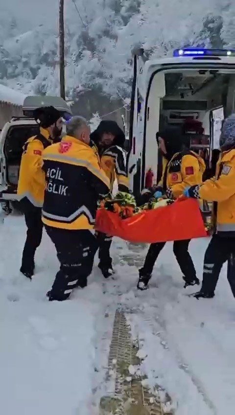 Giresun’da 79 yaşındaki hastanın imdadına arazi tipi ambulans yetişti