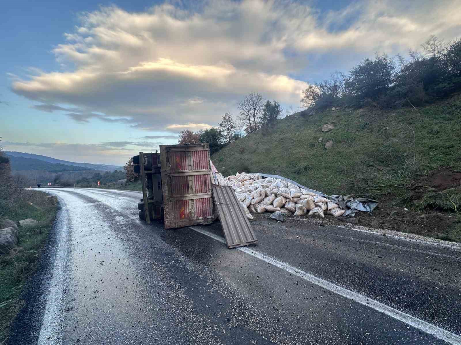 Gönen-Denizkent yolunda kamyon devrildi
