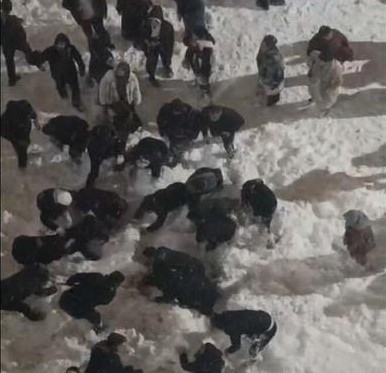 Hakkâri’de çatıdan düşen kar kütlesinin altında kalan öğrenci yaralandı