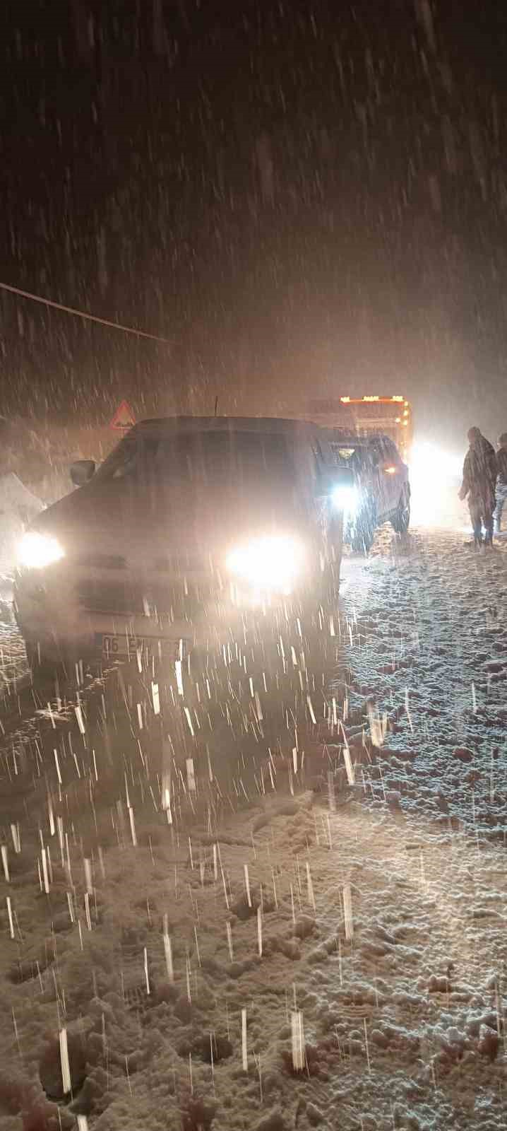 Hakkari’de çığ düştü: Çok sayıda araç yolda mahsur kaldı