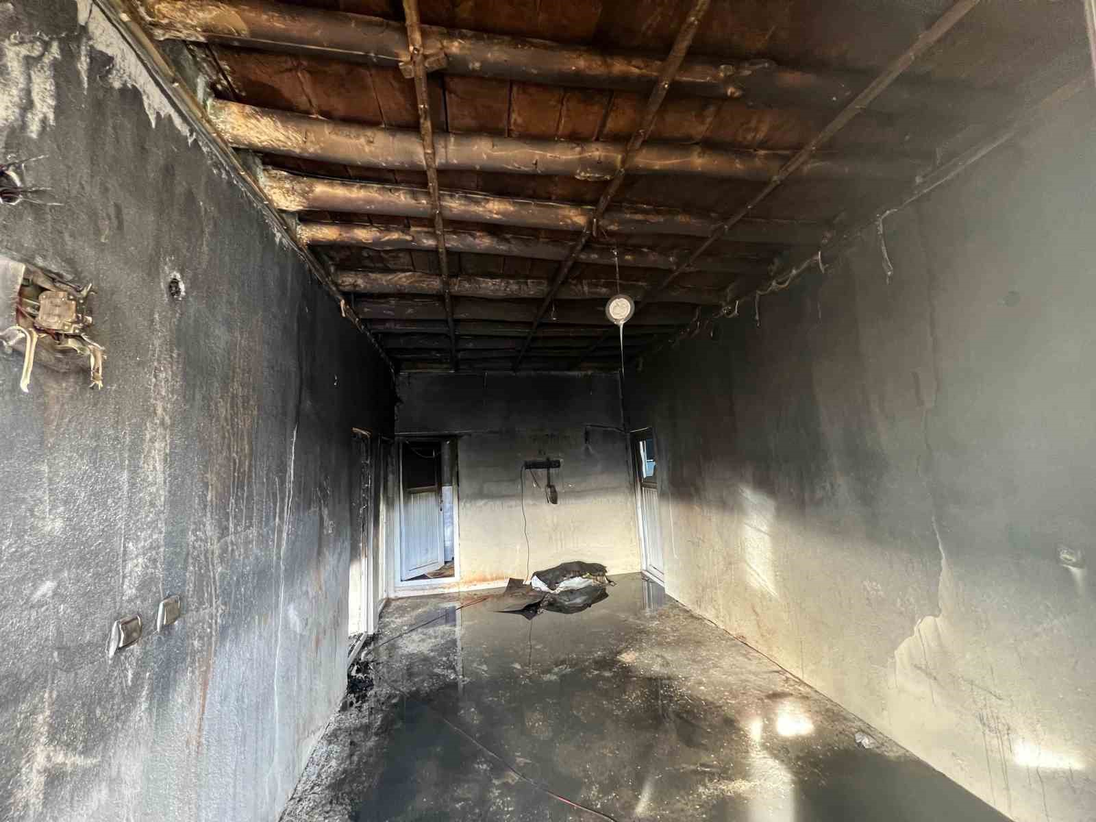 Hakkari’de ev yangını